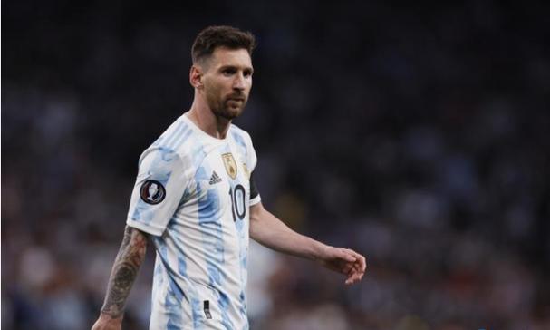 54岁瞿颖北京公园被偶遇，又黑又瘦很年轻，网友：不白也能好看！